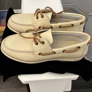 Golf shoes, brand new size 7